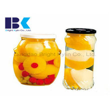Стеклянные бутылки из ассорти консервированного желтого персика
